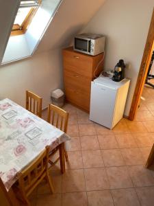 Køkken eller tekøkken på Ezo Apartmanház Balatonberény