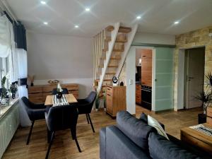 a living room with a couch and a table at VilaMi Ferienwohnung mit Indoor Pool, Sauna, Hunde willkommen in Schönwald