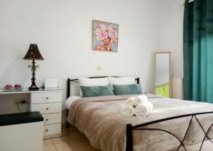 a bedroom with a bed with two towels on it at Siame in Drama