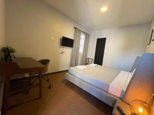 a bedroom with a bed and a desk and a computer at Singular Centro Histórico in Mexico City