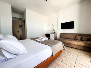 Postel nebo postele na pokoji v ubytování Andros Seaview Hotel