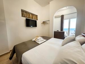 Postel nebo postele na pokoji v ubytování Andros Seaview Hotel