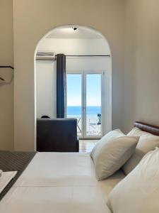 Postel nebo postele na pokoji v ubytování Andros Seaview Hotel