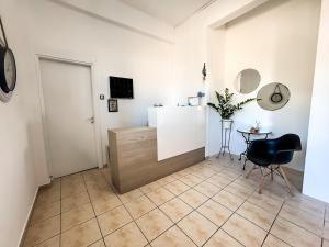 TV a/nebo společenská místnost v ubytování Andros Seaview Hotel