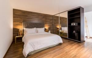 a bedroom with a bed and a dresser at Azur Real Hotel Boutique in Córdoba