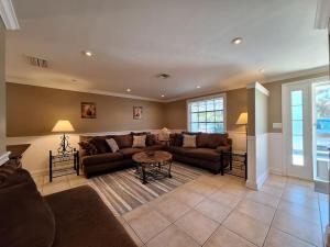 Et opholdsområde på Vacation Home on Alligator Drive