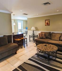 Et opholdsområde på Vacation Home on Alligator Drive