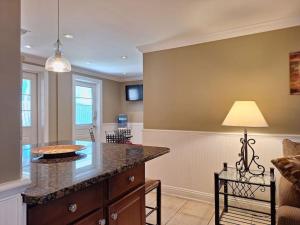 Et tv og/eller underholdning på Vacation Home on Alligator Drive + 28 billeder