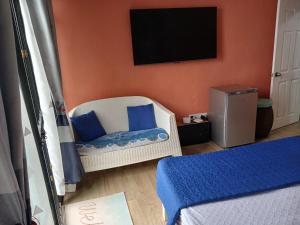 Sunrise view 1 private bedroom and private bathroom tesisinde bir televizyon ve/veya eğlence merkezi