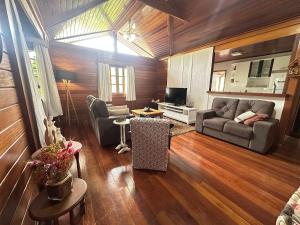 a living room with a couch and a tv at Refúgio Maravilhoso na barra do Sana | SAAP376 in Sana