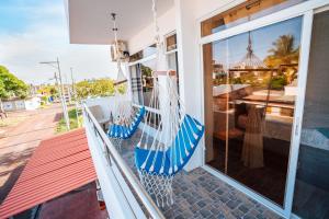 a hammock on the balcony of a house at Casa vacacional en Galápagos, Santa Cruz in Puerto Ayora