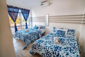 a bedroom with two beds and a window at Casa vacacional en Galápagos, Santa Cruz in Puerto Ayora