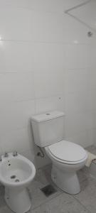 Et badeværelse på Casa EL HORNERO 1 con cochera en gran Mendoza + 24 billeder