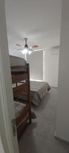 En eller flere senge i et værelse på Casa EL HORNERO 1 con cochera en gran Mendoza