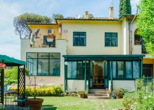 ein Haus mit großen Glastüren und Fenstern in der Unterkunft Villa Mara Appia antica in Rom