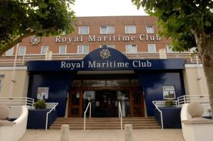 ポーツマスにあるRoyal Maritime Hotelの御所見本を読む看板のある建物