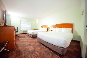 Postel nebo postele na pokoji v ubytování Service Plus Inns and Suites Calgary