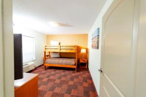 Postel nebo postele na pokoji v ubytování Service Plus Inns and Suites Calgary