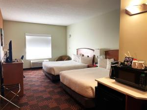 Postel nebo postele na pokoji v ubytování Service Plus Inns and Suites Calgary