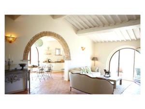 un soggiorno con divano e tavolo di Villa Marta a Volterra