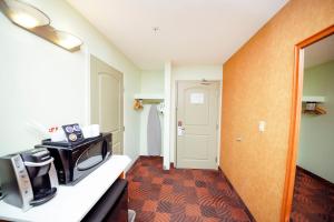 Kuchyň nebo kuchyňský kout v ubytování Service Plus Inns and Suites Calgary
