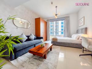Un pat sau paturi într-o cameră la LS10-Well Designed Studio In Lake Side Tower A