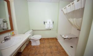 Koupelna v ubytování Service Plus Inns and Suites Calgary