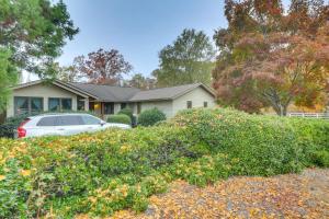 Κήπος έξω από το Secluded Countryside Home with Deck in Siler City