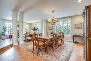 Un comedor con mesa y sillas en Walk to DU, Dining and Parks Spacious Denver Home!, en Denver