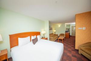 Postel nebo postele na pokoji v ubytování Service Plus Inns and Suites Calgary