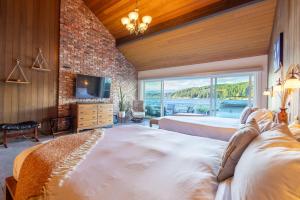 una camera da letto con due letti e una grande finestra di Hood Canal Resort in Union, WA a Union Altre 49 foto