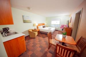 Postel nebo postele na pokoji v ubytování Service Plus Inns and Suites Calgary