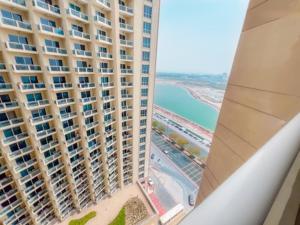 O vedere generală la mare sau o vedere la mare
luată din acest apartament