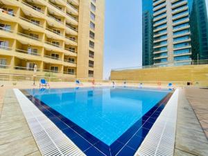 Piscina de la sau aproape de LS10-Well Designed Studio In Lake Side Tower A