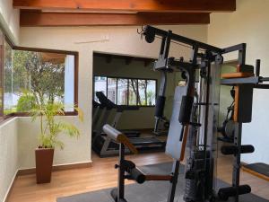 una habitación con gimnasio con cinta de correr en Hotel Del Angel, Apizaco, en Apizaco