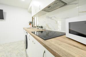 a kitchen with a microwave and a counter top at Cautivo 2 in Estepona