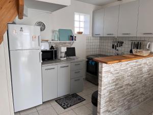 Kuchyňa alebo kuchynka v ubytovaní Maison avec grande terrasse à 100m de la plage