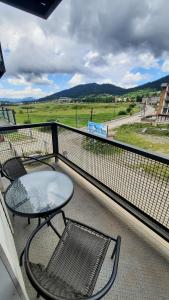 Cảnh núi rừng hoặc tầm nhìn ra núi từ căn hộ