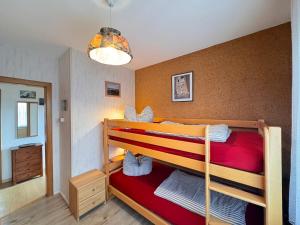 une chambre avec deux lits superposés dans une pièce dans l'établissement Ferienhaus Krüger, à Schillig