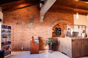 un restaurante con una pared de ladrillo en Hotel Del Angel, Apizaco, en Apizaco 37 fotos más