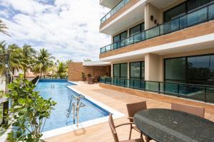 ein Bild von einem Haus mit einem Swimmingpool in der Unterkunft Capri Residence in Porto De Galinhas + 10 Fotos