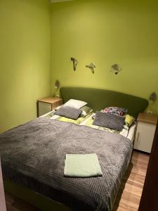 Posteľ alebo postele v izbe v ubytovaní Brookforest Family Apartman