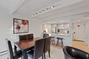 Un comedor y una cocina con mesa y sillas. en Vail International Unit 207, en Vail