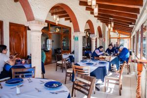 un grupo de personas sentadas en mesas en un restaurante en Hotel Del Angel, Apizaco, en Apizaco