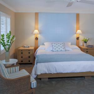 1 dormitorio con 1 cama grande y 1 silla en Scripps Inn, en San Diego