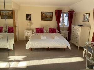 Ένα ή περισσότερα κρεβάτια σε δωμάτιο στο Top Floor En-suite Double Bedrooms With Great View Of Windsor Castle & Free Parking