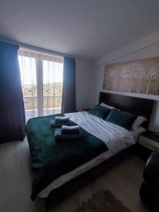 a bedroom with a bed with towels on it at Milmari kop in Raška