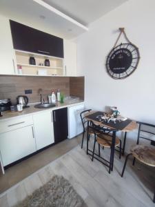 a kitchen and dining room with a table and chairs at Milmari kop in Raška