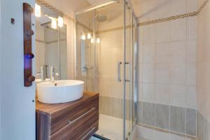 Koupelna v ubytování Cocon Ris-Orangis + 7 fotografií