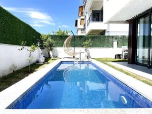 a swimming pool in the backyard of a house at HuzUrla in Urla